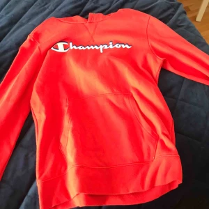  - Röd champion tröja, använd ett par gånger. Köparen står för frakt. För mer info kom privat 