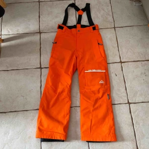  - Använd ett fåtal gånger har en liten fläk på högerknä men går bort i tvätt det går att ta bort hängslena ps det tillkommer 30-40kr för frakt nypris 599kr