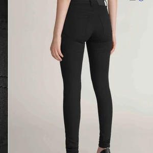  - Snygga jeans från Tiger of Sweden. Säljes för att dem tyvärr var för små. Nypris. 999 kr🥰  vanliga svarta tighta