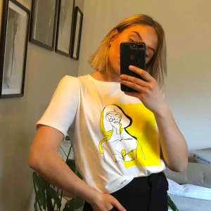  - Tröja med såååå coolt och snyggt tryck! Köpare står för frakt. 