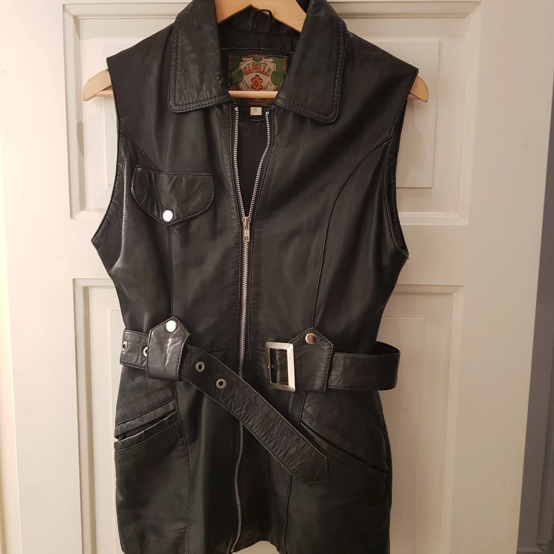 Skinnväst med silverdetaljer  - 90