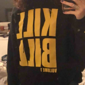  - en svart kill bill hoodie