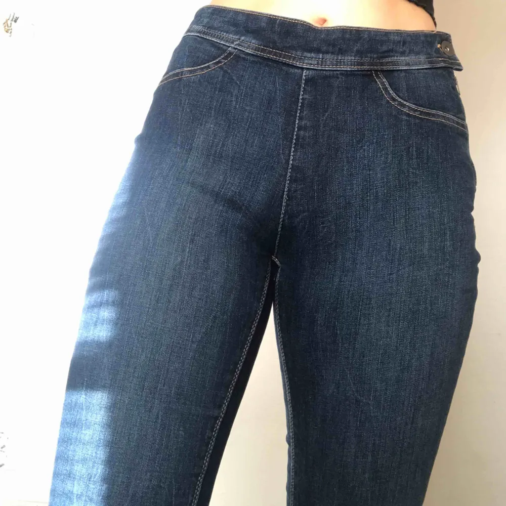 Stiliga jeans från Lindex i storlek M! Bra skick. Köparen står för frakten men kan även mötas upp i Uppsala, Knivsta eller Sigtuna.  Tveka inte att fråga mig om något! 💙. Jeans & Byxor.
