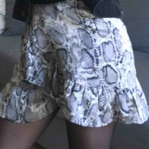  - Snakeprint kjol i satin 