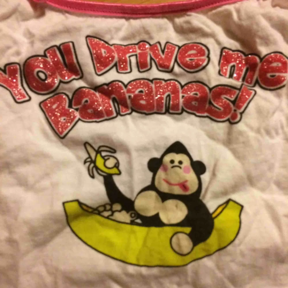 Supersött linne som dock har legat nerpackat, därav lite skrynkligt. Printet säger You drive me bananas. Frakt: 42 kr. Toppar.