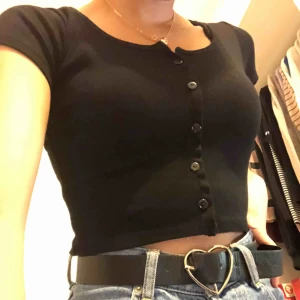  - svart magtröja med fake knappar, frakt på 22kr tillkommer ☺️