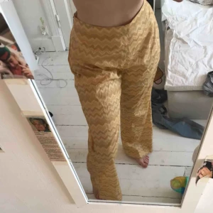 - Jag säljer ett par coola 70-tals byxor! Köpta på beyond retro men aldrig använda av mig. Köparen står för frakt och betalning sker via swish!🥰