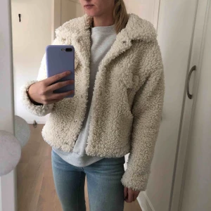  - Jacka från GinaTricot. Aldrig använd. Kan frakta för 63kr