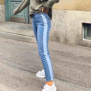  - Hej! Jag säljer dessa jeansen som kommer från NAKD. Köpte dom här på plick men har knappt använt dom pågrund av att jag redan har så många byxor! Bilderna är från förra köparen, 250kr eller bud 💜💜!