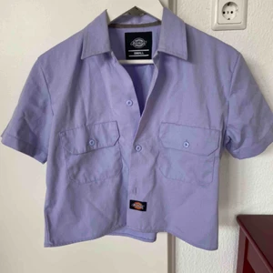 Dickies Skjorta  - Lila skjorta från Dickies!! Använt kanske 2 ggr!  Ganska kort i modellen