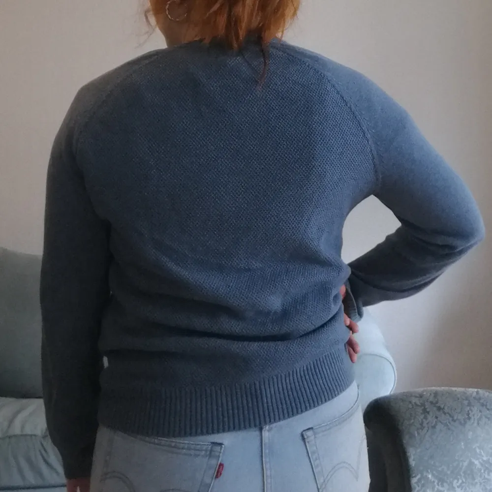 Blå pullover fr Levi's stl S. Använd ett gäng gånger men är i fint skick! Skriv vid frågor och skriv om du vill ha fler bilder! Frakt ca 50kr. Tröjor & Koftor.