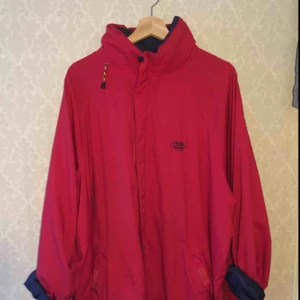  - Skitnice oldschool jacka som tyvärr är för stor för mig som är 156 cm lång. Uppskattad storlek L eller XL, beror på vem en frågar i guess, men den är helt klart rymlig och baggy. 