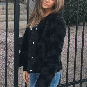  - Fluffig svart jacka, nyskick!