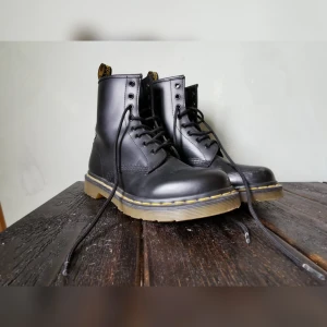 Dr Martens - Använt endast några gånger, men säljer pga för små. Ett par rispor på ena foten (bild bifogad), annars är de som nya. 