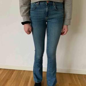 Oanvända vida jeans från BikBok i storlek S. Köparen står för frakten men kan mötas upp i Helsingborg.
