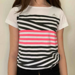  - Adidas tröja som kan användas till träning om man vill. Storleken är 164 men skulle säga att den är som en xs-s. Köparen står för frakten men kan mötas upp i Helsingborg.