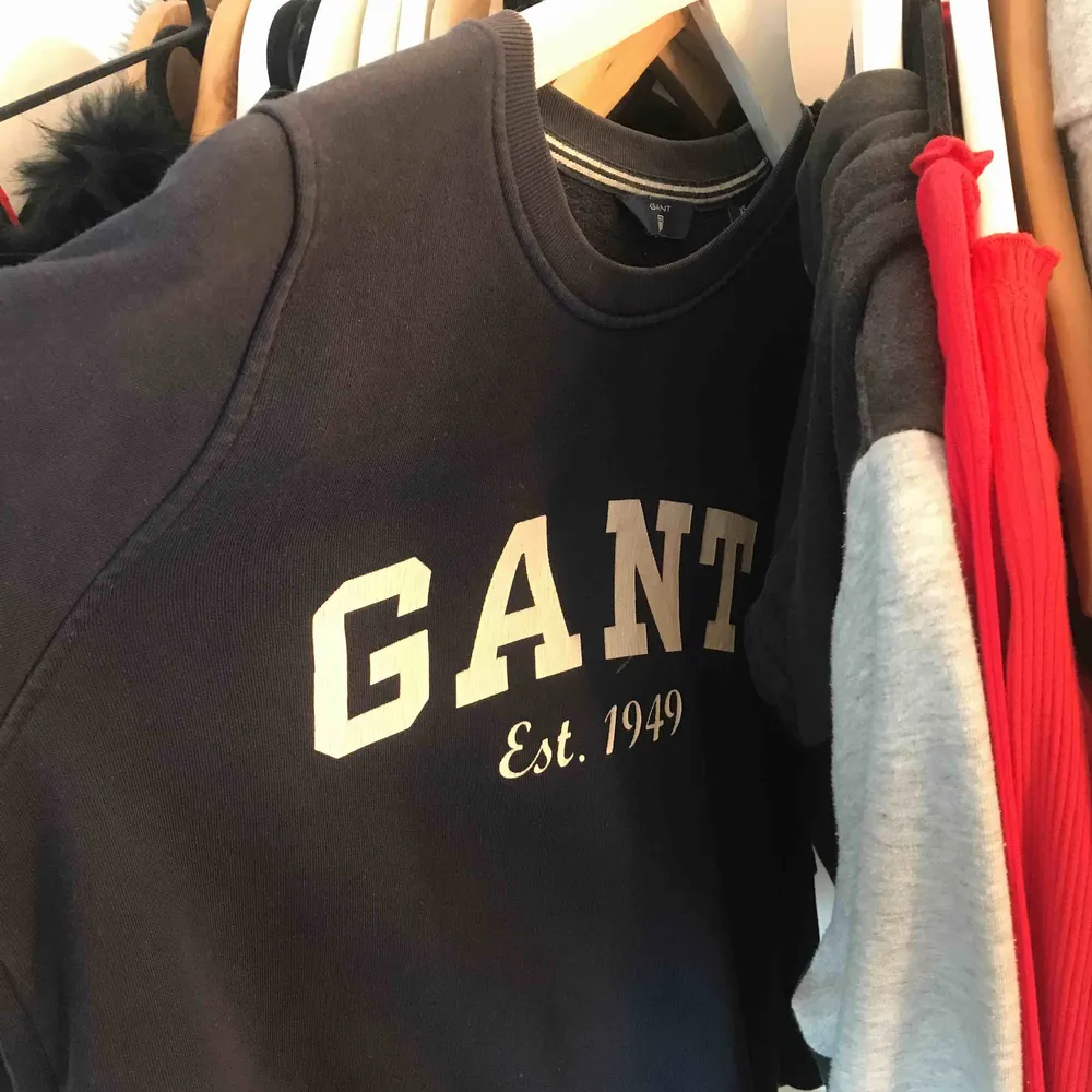 Gant collegetröja köpt inne i affären, på bilden ser den grön/lila fläckig ut men de är mina sminklampor! Den är marinblå🥰. Tröjor & Koftor.