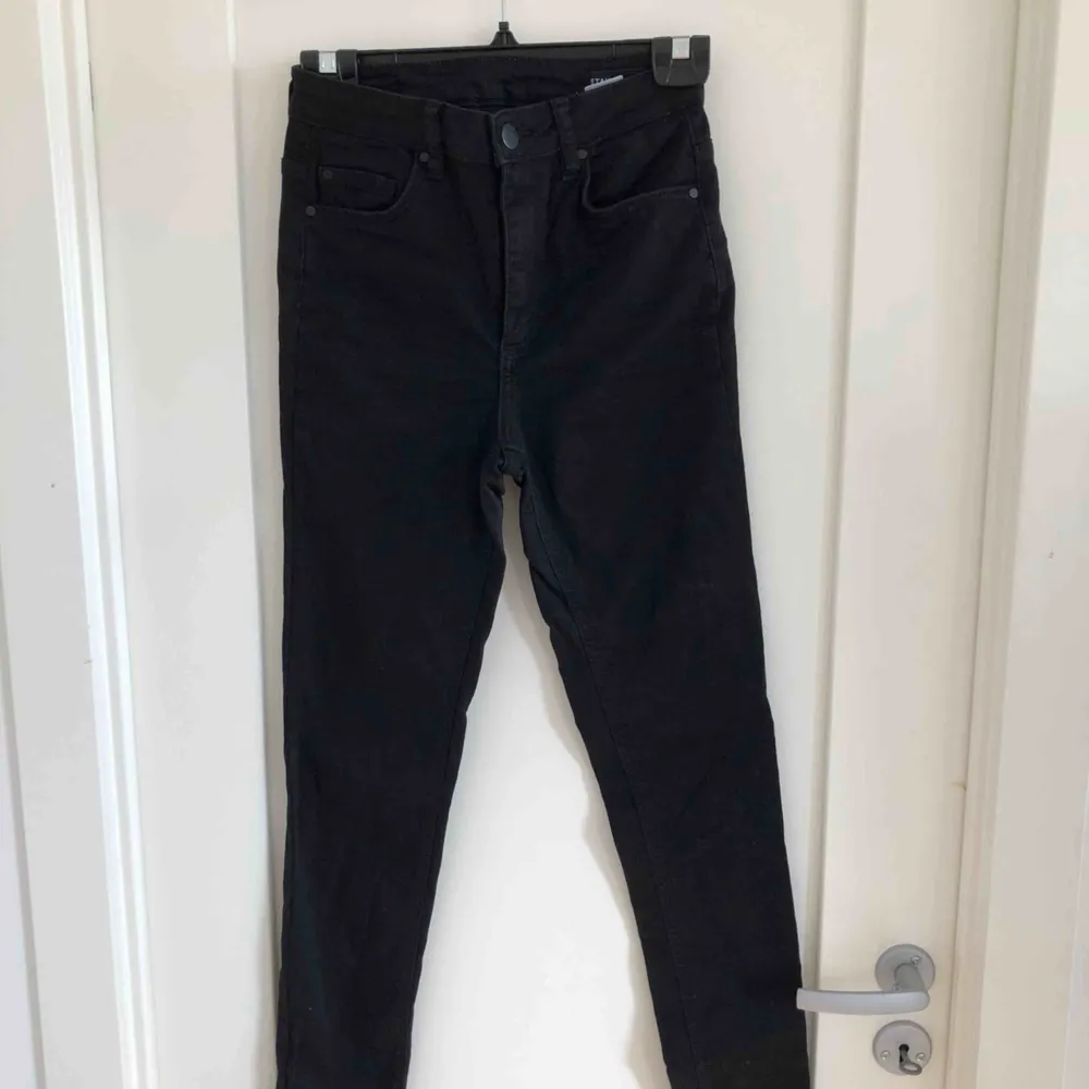 Säljer ett par jeans köpta på Cubus. Dom sitter tighta och är långa i benen. Använda fåtal gånger. Köparen står för frakt 🌸 ps. Smutsig spegel😊. Jeans & Byxor.