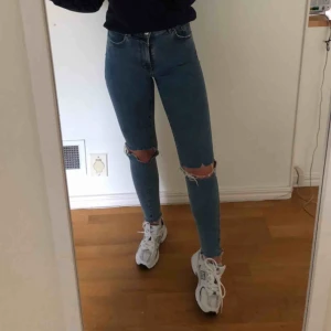  - Ett par jeans från bikbok med hål på båda knäna, högmidjade i modellen och använda ca 10 gånger! Stretchiga i materialet😁  Betalning via Swish, köparen står för frakten, kan mötas nära sölvesborg, bromölla, kristianstad!