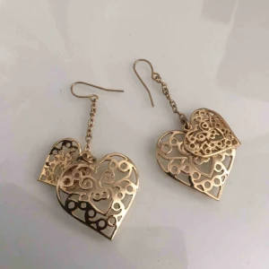  - Aldrig använda. •Köparen står för frakten!  Örhänge 1: 200 kr Örhänge 2 & 3: 150 kr  Alla 3 för 300 kr.