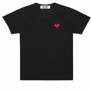 - Sjukt snygg och populär tshirt från Comme des Garcons!!Den är i mycket bra skick och Unisex!! Köpt på NK för cirka 900kr!!❤️❤️pm för fler bilder