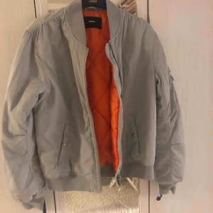  - Helt ny bomberjacka från BikBok! Storlek L men passar även M, aldrig använd. Nypris 599kr  Köparen står för frakt!