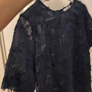  - Glitter blus med lite olika material på