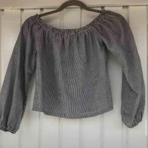  - En randig somrig blus