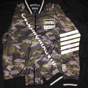  - Ascool jacka/zip-tröja i wct-material från SVEA, helt ny och oanvänd! Dragkedja och fickor fram. Kan användas såväl till träning som till vardags