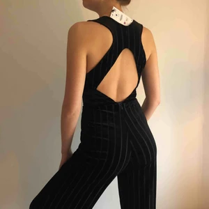  - Supersnygg jumpsuit från Bershka, med fin öppen rygg och djup urringning. Väldigt bekväm. Ränder med sammet och mesh (som har ett innertyg så ej genomskinlig). Dragkedja i rygg. Aldrig använd, har prislapp kvar nypris £45.99 ≈ 500kr.