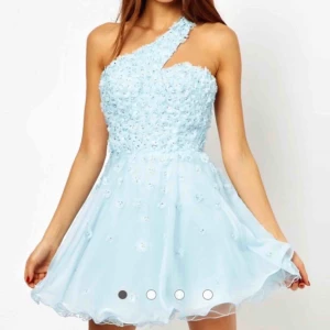  - Klänning från forever unique i storlek 34. Använd endast 1 gång. Nypris 505 dollar ( 4800kr )