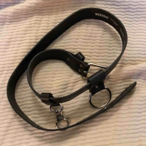  - Läderskärp från Weekday