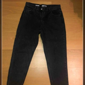  - Svarta momjeans från pull&bear, knappt använda