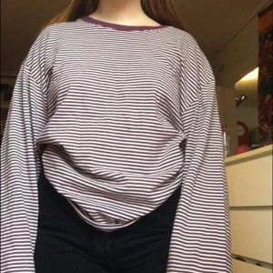 Randig tröja från Weekday - En lila randig tröja köpt från Weekday. Gott skick då den knappt blivit använd. 