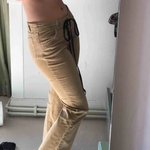  - Så coola byxor som jag köpte här på plick. sjukt coola och snygga med snörning och flared leg. Strl 10 motsvarar en 34