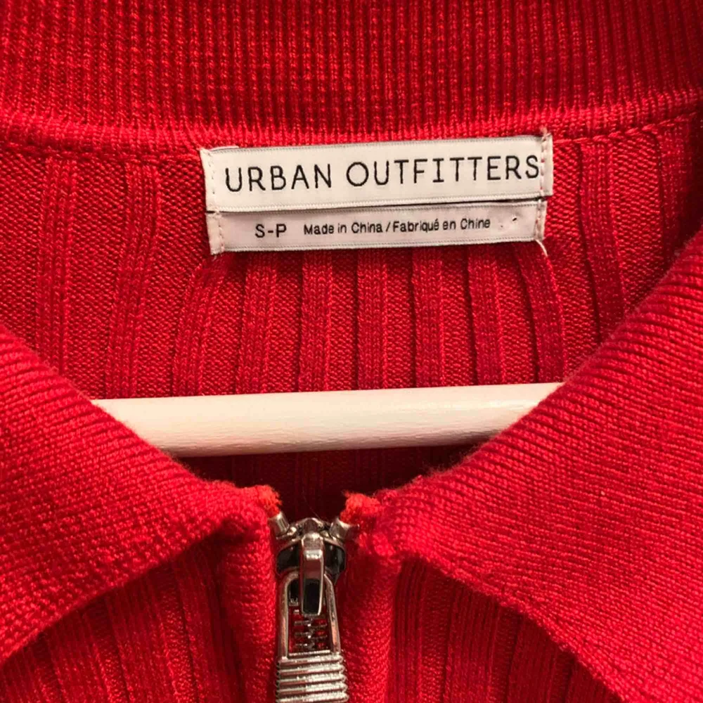 Söt topp från Urban Outfitters! Aldrig använd, strl. S! Lite croppad, är tajt men i stretchigt och mjuk material. Köparen betalar frakt🥰🥰. Skjortor.