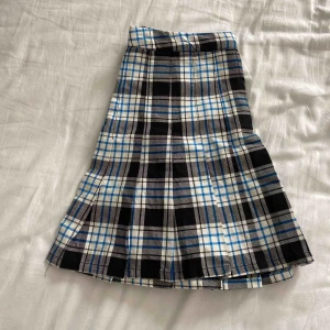  - Rutig kjol från Forever21, aldrig använd. Vid frakt står köparen för fraktkostnaden.