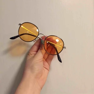  - Superfina solglasögon. Jag köpte de på plick men de har inte kommit till användning pga har så många brillor. Ursprungligen köpta i Tokyo för 200 kr.   Frakt 11, kan mötas i Stockholm. 