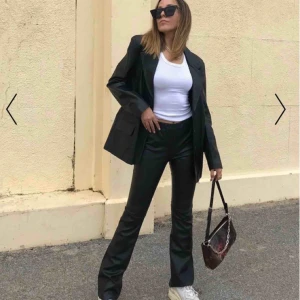  - Snygga bootcut-byxor i ”skin” från na-kd. Storlek M men jag skulle säga att de passar både s och m då de är stretchiga. Använda 2 ggr. Bilder tagna från na-kds hemsida. Nypris var 500kr