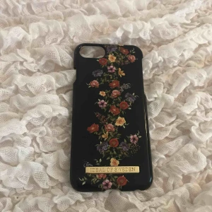  - Använt få gånger och färgen har gått bort lite på kanten som ni ser på andra bilden