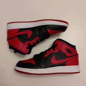 Nike Jordan 1 Mid Bred - Säljer Jordan 1 Mid Bred. Alla paren är helt nya och oanvända. Storlek EU36.5, EU39 & EU40 finns. Köparen står för frakten. Upphämtning i Malmö funkar annars superbra📍30+ refs. 🤗 Kom PM om det är något ni undrar!