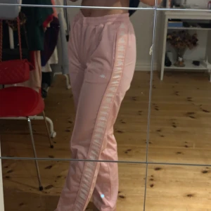 Kappa Byxor Rosa - Jag är 1.73 och de är lite för korta för min smak. De sitter nog  bäst om man är runt 1.65 kanske 💗💗 De är i juniorstorlek men sitter som S ungefär. Spårbar frakt!