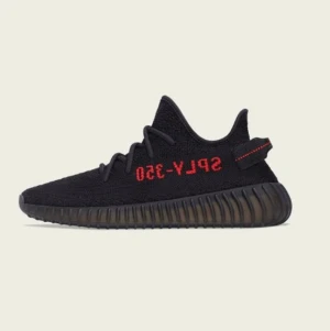 Adidas Yeezy 350 V2 Bred - Oanvända. Har storlek 44 2/3 och 42 2/3 Kvitto från adidas hemsida finns Frakt 63kr eller meetup i Stockholm Skickar självklart fler bilder om så önskas.