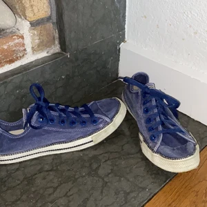 Låga mörkblå converse - Sänkta i pris! Super coola Converse all star mörkblå med mörkblå snörning, vit sula, och vita sömmar.💙 Köpta second hand och ändats tvättade och testade. Bra skick. Dm vid intresse/frågor/ fler bilder.❣️(Det kan du göra här under för det står ”kontakta”) Avhämtning på Södermalm eller frakt till självkostnadspris.:)