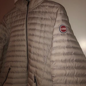 Colmar jacka - Colmar jacka som kommer från Johnells. Mycket bra passform och perfekt till våren. Jackan är i färgen beige samt lila.