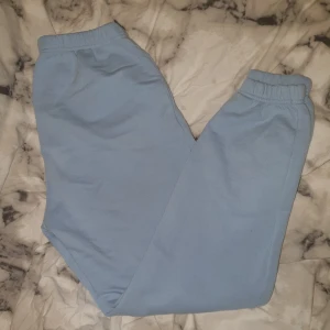 Mjukisbyxor Gina tricot - Köpta här på plick men för stora för mig, strl M🙃 Relativt bra skick, superfina på utsidan men lite slitna i tyget på insidan😋 