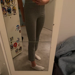 Kostym byxor - Ett par korta utsvänga kostym byx likande från zara. Var skick (för korta för mig) 120kr utan frakt😍
