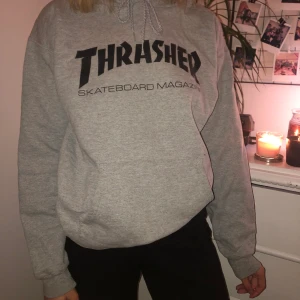 Thrasher  - Säljer min Thrasher hoodie i storlek S, 300kr + frakt!  Helt okej skick. Skriv för fler bilder!