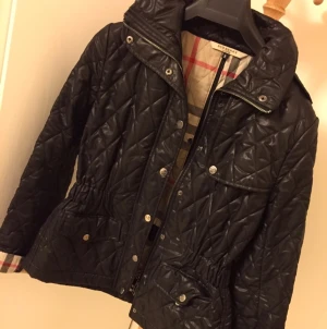  - Säljer en väldigt snygg burberry jacka i storlek S. Passar även XS! Använd fåtal gånger är som ny. (Ej äkta) säljes för 130:- 