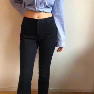 Svarta stretchiga kostymbyxor - Svarta kostymbyxor i otroligt skönt material, inköpta i USA. De är i size 4 vilket översätts till 36 ungefär, men skulle säga att de passar en 38 också.